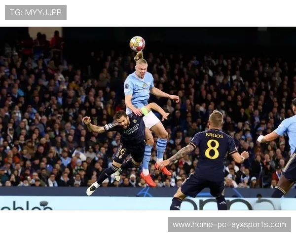 曼城边路传中被顶出形成补射破门得手，精彩瞬间震撼全场