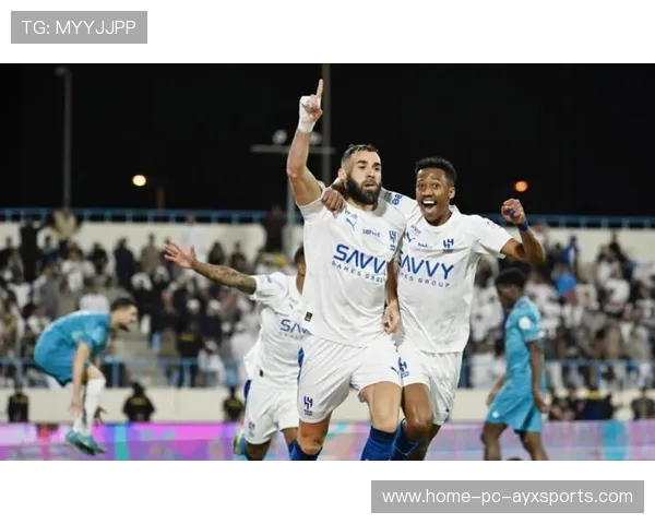 本泽马在沙特新月首战进球如潮，带领球队夺胜