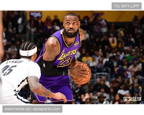 詹姆斯在赛事间隙穿起厨师帽下厨，视频走红