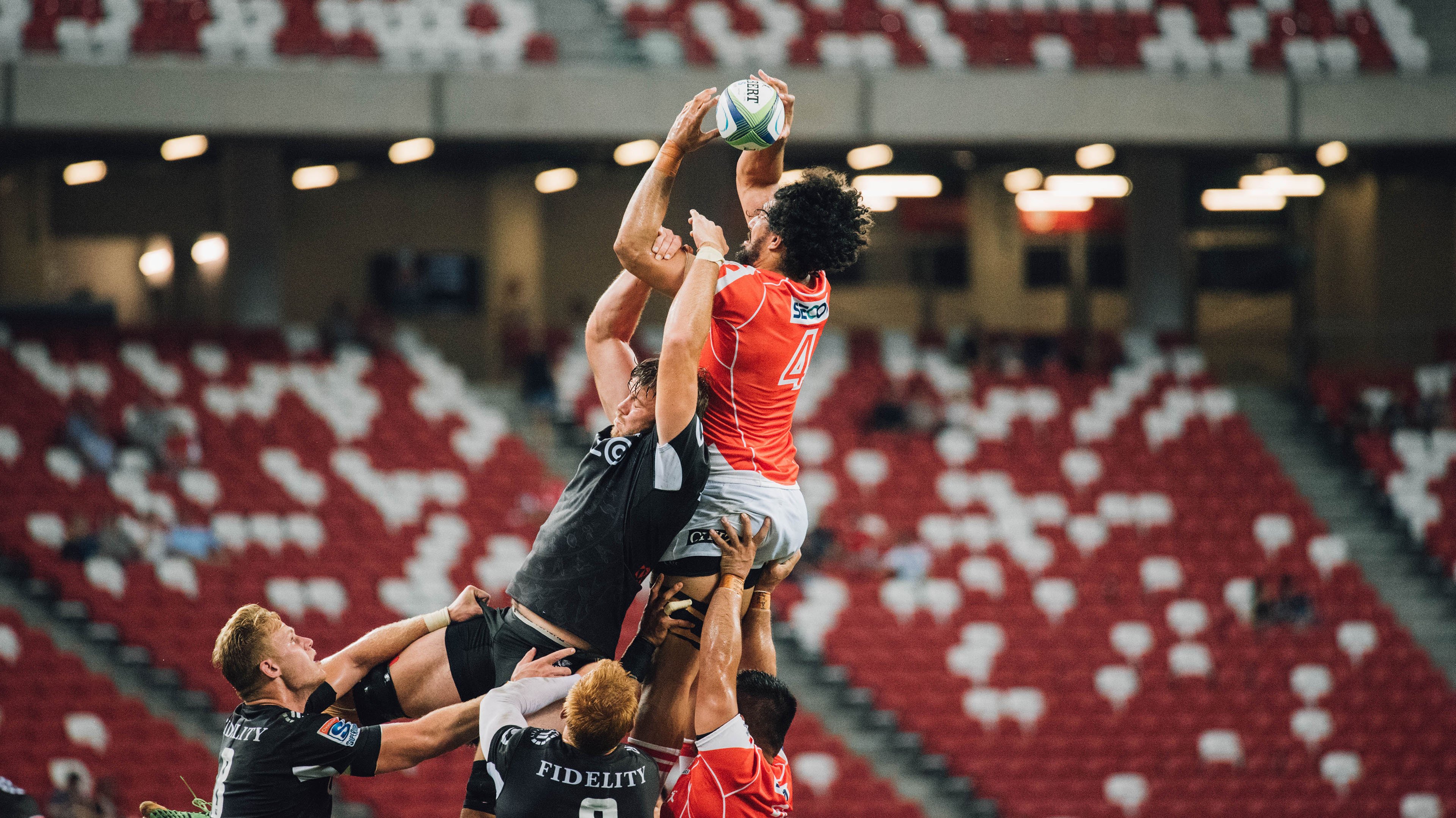 _良辰美景：高尔夫球场上的夏日盛会_，高尔夫球场风景